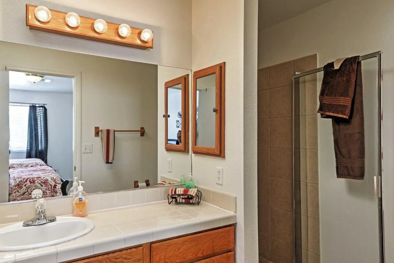 Spacious Las Vegas Home - Near Golfing And Hiking!